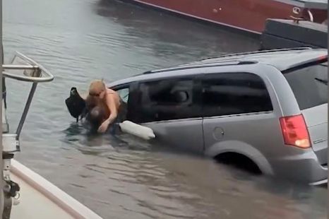 GPS instructs tourists looking for Manta Rays to drive into ocean
