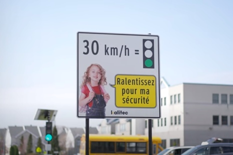 This traffic light punishes speeding drivers