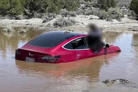 Tesla Model 3 fully self dives into floodwaters