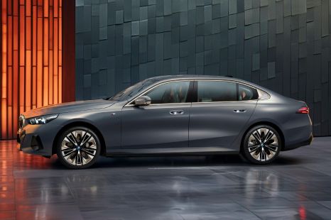 Stretched BMW 5 Series with 'theatre screen' unveiled in China