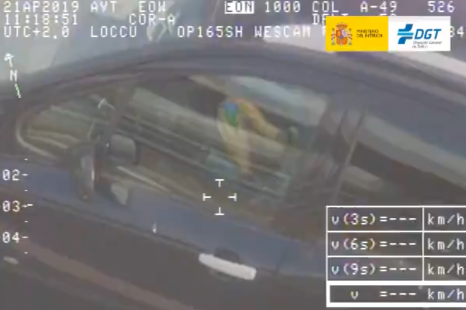 No, it's not legal to solve a Rubik's Cube while driving on a highway