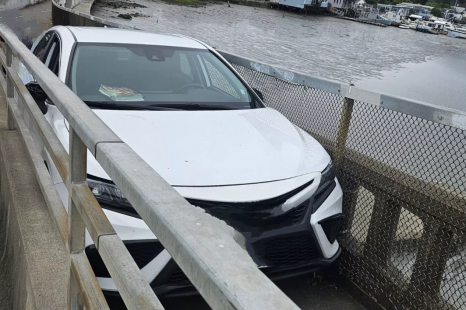 Can't park there mate! Toyota Camry driver goes where they shouldn't