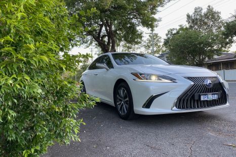 2020 Lexus ES300h Review