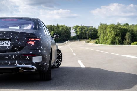 Mercedes-Benz S-Class: Rear airbag headlines tech debuts