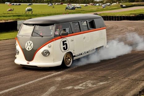 This 530hp VW Kombi is lapping Ferraris at Monza!