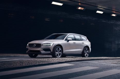 2022 Volvo V60 Cross Country price and specs