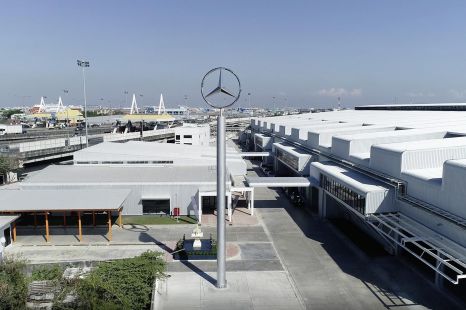 Mercedes-Benz splits truck and car companies