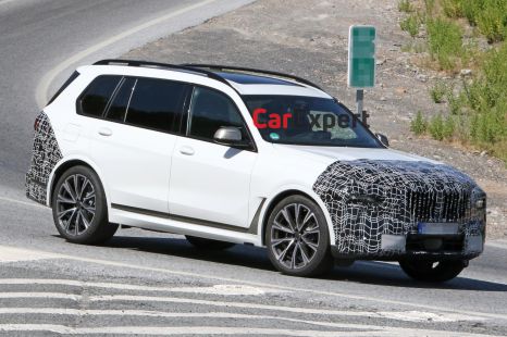2022 BMW X7 interior spied