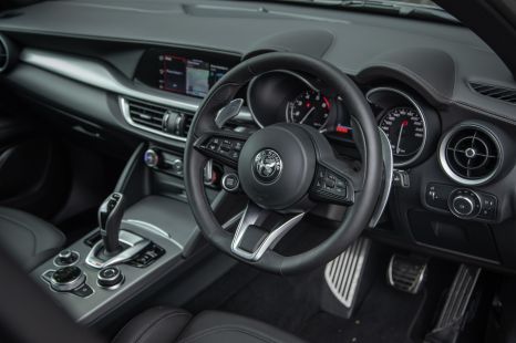 Alfa Romeo won't follow rivals with large screens - report
