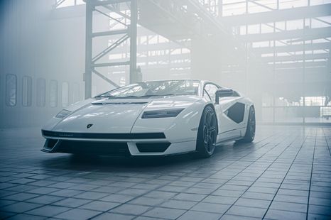 Lamborghini Countach LPI 800-4 celebrates a supercar legend