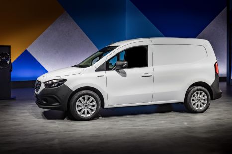 Daimler to sell off entire $493 million stake in Renault