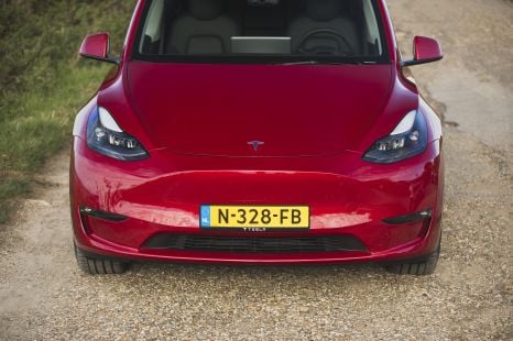 Tesla valued at $1 trillion, selling 100,000 electric cars to Hertz