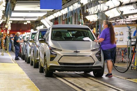 Hertz buying 175,000 electric vehicles from GM