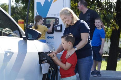 Electric car owners told to gear up for busy weekend at public chargers