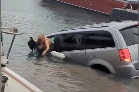 GPS instructs tourists looking for Manta Rays to drive into ocean