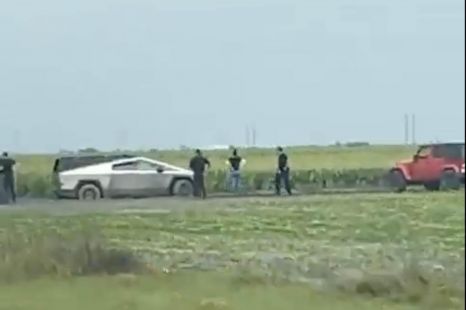 Cybertruck bogged in puddle? Ford, Jeep come to the rescue