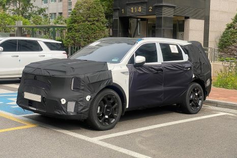 Kia Sorento spied with brasher new look