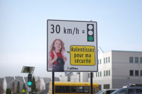 This traffic light punishes speeding drivers