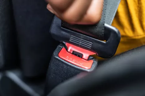 Is it illegal to take my seatbelt off to take off a jacket or jumper?