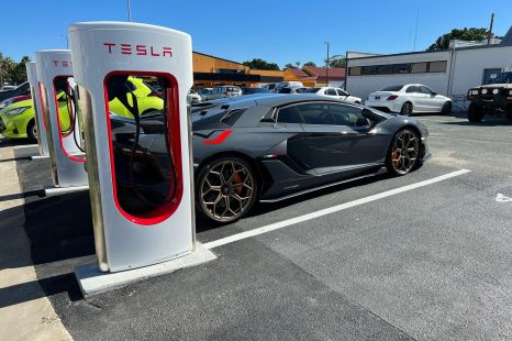 Gold Coast electric fast charger blocked by faster ICE cars