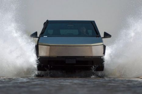 Tesla in talks to share controversial FSD tech with another brand