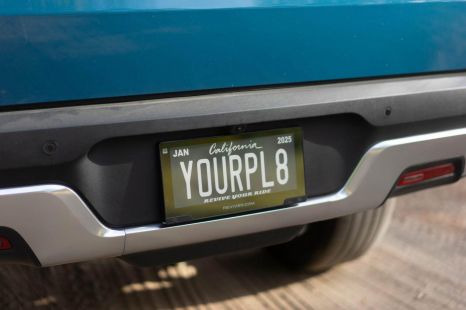 Ford's latest dealer accessory: digital number plates