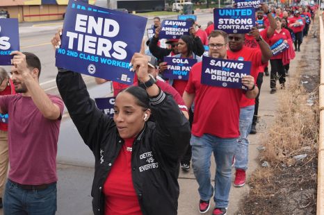 US union simultaneously closes Ford, Chevrolet and Jeep plants