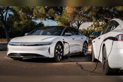 Lucid's new tech allows you to charge other electric car batteries from your own