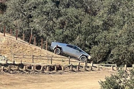 Tesla Cybertruck struggles up simple off-road incline