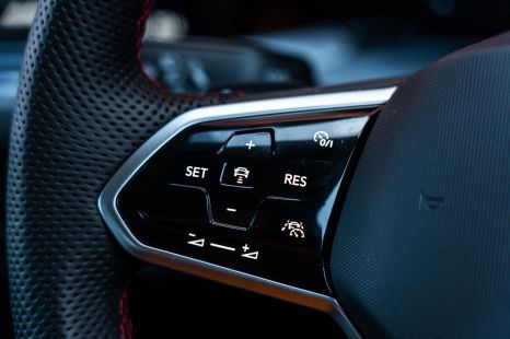 Volkswagen owners claim steering wheel buttons are causing crashes - report