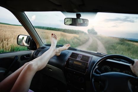 Is it legal to put your feet on the dashboard?