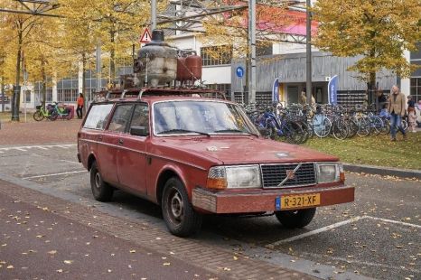 Here's how a Dutch designer made an old Volvo run on plastic