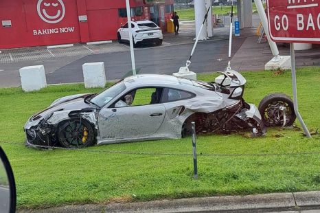Porsche 911 GT2 RS wrecked in idiotic overtake attempt in Melbourne