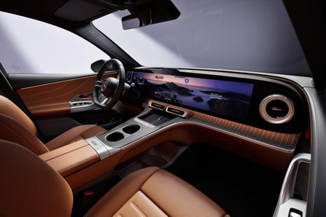 iPhone designer thinks touchscreens shouldn't be used for key car controls