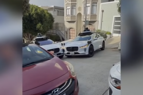 Video shows why robotaxis won't be replacing regular drivers anytime soon