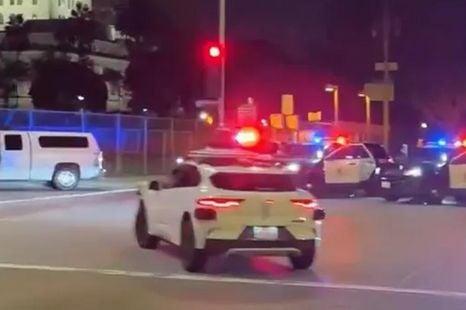 Google’s autonomous robotaxi drives passengers into police standoff
