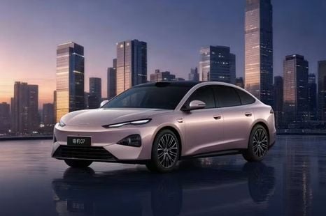 Bigger new second-generation Seal 07 sedan revealed in China