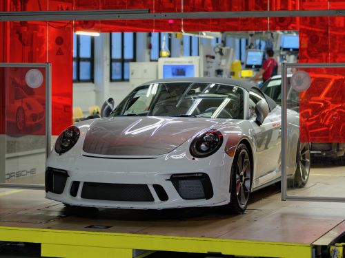 Porsche auctioning final 991 911 for COVID-19