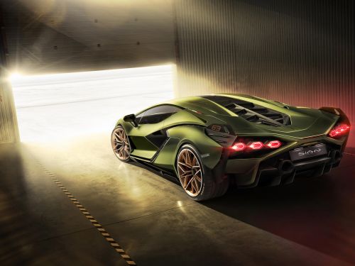 Lamborghini V12, V8 hybrids incoming; EV second half of decade
