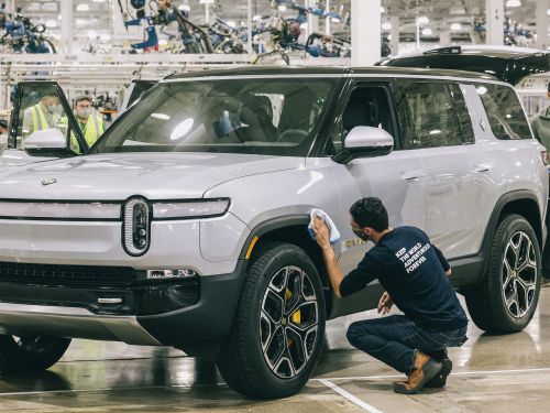 Rivian R1S electric SUV deliveries commence