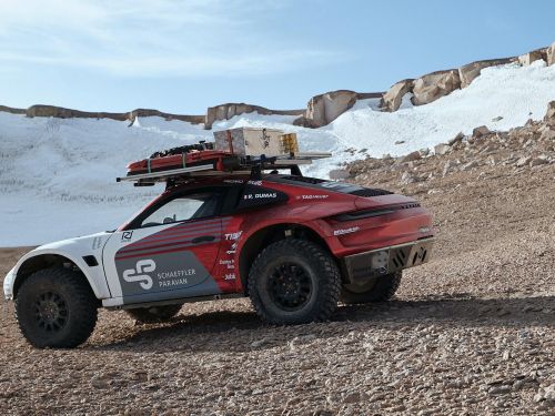 Experimental Porsche 911 off-roader scales Chilean volcano