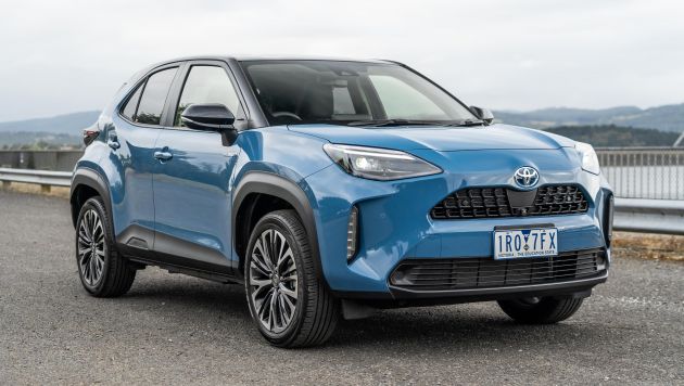 2021 Toyota Yaris Cross URBAN HYBRID (TWO-TONE) five-door hatchback ...