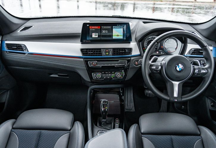 2022-BMW-X1-sDrive20i_220530_BMW-X1-2.0i_Still-52.jpg