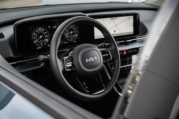 Kia Carnival: Missing features delayed... again