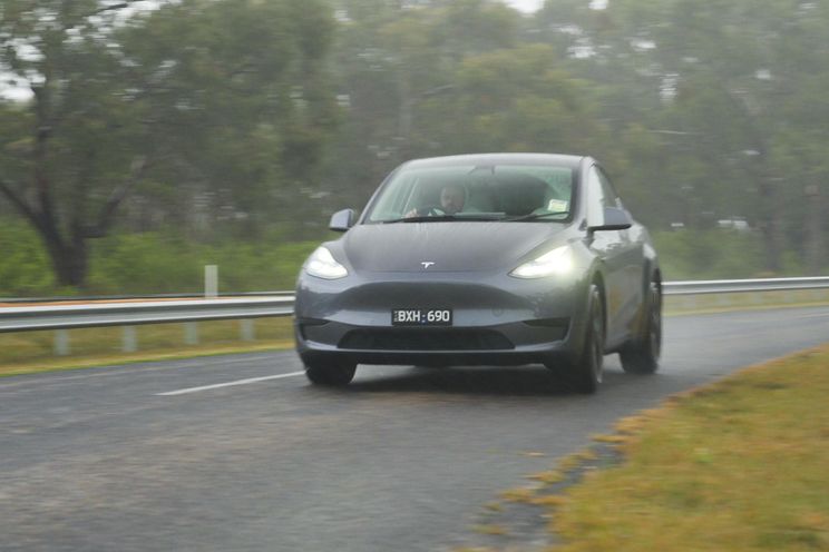 Tesla teams with Texas company for smarter hazard lights