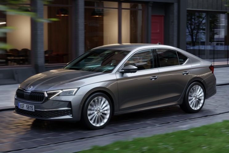 2025 Skoda Octavia facelift unveiled, RS gets a power boost | CarExpert