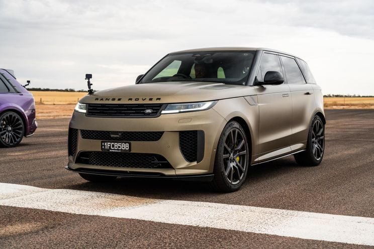Australia Range Rover Races 2025 Range Rover Sport SV vs Rolls-Royce Cullinan drag race | CarExpert