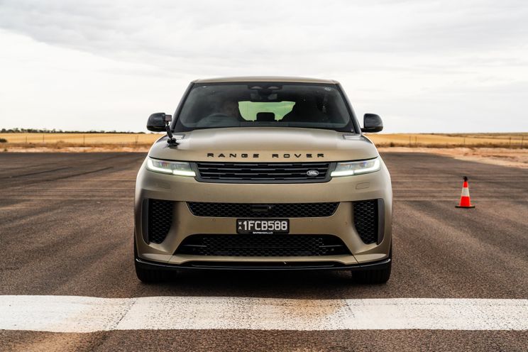 Australia Range Rover Races 2025 Range Rover Sport SV vs Rolls-Royce Cullinan drag race | CarExpert