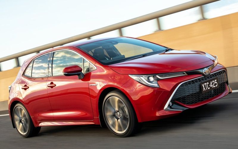 2018 Toyota Corolla ZR HYBRID five-door hatchback Specifications ...