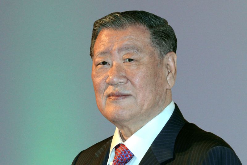 Euisun Chung replaces father as head of Hyundai